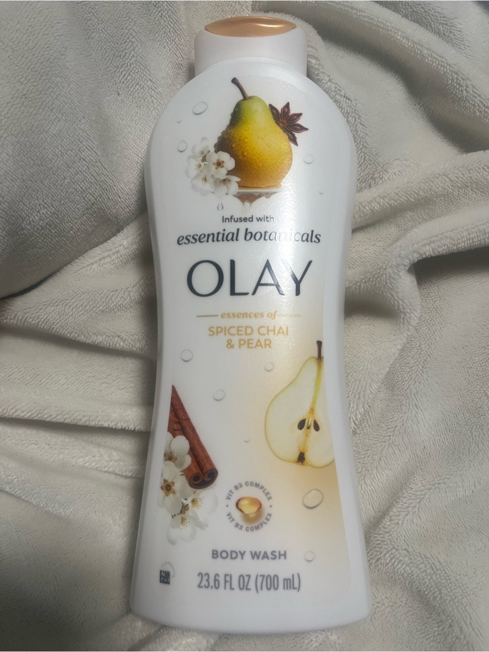 OLAY Spiced Chai & Pear Body Wash - White with Gold Accents